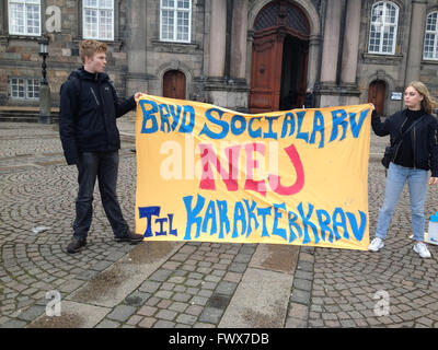 Kopenhagen, Dänemark. 8. April 2016. Dänische Schüler Bühne Protest Rallyinfron dänische Aprliament Christiansborg gegen Regierung Bildung Collge Refor-Test in dänischer Sprache und Mathematik 4-Punkt vor seinem Eintritt bei College-Studium Credit: Deanpictures/Alamy Live-Nachrichten Stockfoto