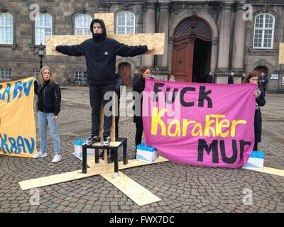 Kopenhagen, Dänemark. 8. April 2016. Dänische Schüler Bühne Protest Rallyinfron dänische Aprliament Christiansborg gegen Regierung Bildung Collge Refor-Test in dänischer Sprache und Mathematik 4-Punkt vor seinem Eintritt bei College-Studium Credit: Deanpictures/Alamy Live-Nachrichten Stockfoto