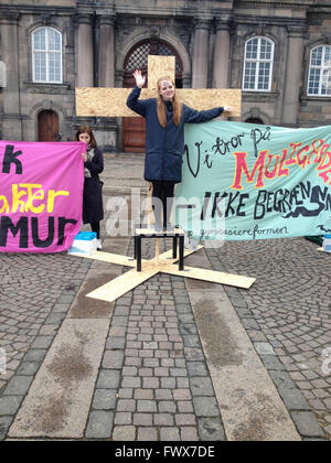 Kopenhagen, Dänemark. 8. April 2016. Dänische Schüler Bühne Protest Rallyinfron dänische Aprliament Christiansborg gegen Regierung Bildung Collge Refor-Test in dänischer Sprache und Mathematik 4-Punkt vor seinem Eintritt bei College-Studium Credit: Deanpictures/Alamy Live-Nachrichten Stockfoto