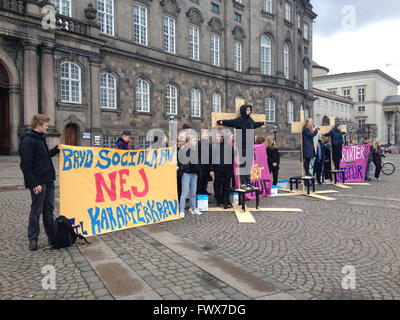 Kopenhagen, Dänemark. 8. April 2016. Dänische Schüler Bühne Protest Rallyinfron dänische Aprliament Christiansborg gegen Regierung Bildung Collge Refor-Test in dänischer Sprache und Mathematik 4-Punkt vor seinem Eintritt bei College-Studium Credit: Deanpictures/Alamy Live-Nachrichten Stockfoto