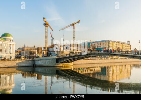 First warm day in Moscow, Russia. April 8, 2016. First really warm day of spring in Moscow. The temperature +14 C (about 57.2 F), clear sky, humidity about 48% and no wind made the day really warm and pleasant. Friday is a wedding day in Moscow. Unidentified newlyweds on the Luzhkov's or Lover's bridge to fix love and loyalty locks to the iron trees. Works are under way to build a new building of famous Tretyakov fine arts gallery. Credit:  Alex's Pictures/Alamy Live News Stockfoto