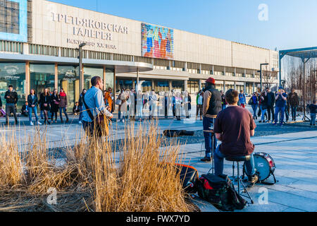 First warm day in Moscow, Russia. April 8, 2016. First really warm day of spring in Moscow. The temperature +14 C (about 57.2 F), clear sky, humidity about 48% and no wind made the day really warm and pleasant. Musicians go out to perform in the streets and parks of the city. Unidentified street musicians perform in public by the branch of Tretyakov fine arts gallery in Museon park of arts. Credit:  Alex's Pictures/Alamy Live News Stockfoto