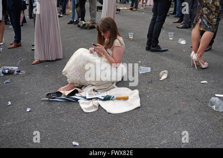 Ladies Day am Crabbies Grand National Meeting, Aintree, Liverpool, 8. April 2016 Credit: Pak Hung Chan/Alamy Live-Nachrichten Stockfoto