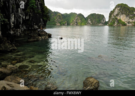 Wilden Bucht in Bai Tu Long Bereich der Ha Long Bay, Provinz Quang Ninh, Vietnam Stockfoto