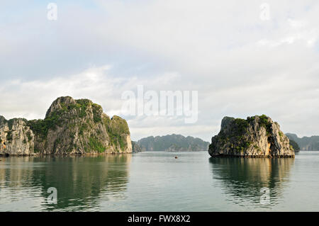 Karst Inseln in Bai Tu Long Bereich der Ha Long Bay, Provinz Quang Ninh, Vietnam Stockfoto