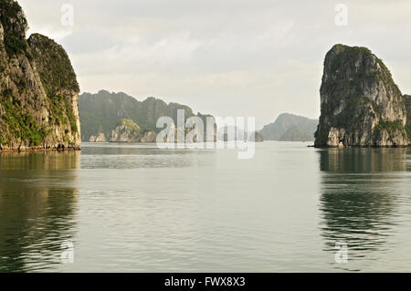 Zahlreiche Inseln in Bai Tu Long Bereich der Ha Long Bay, Provinz Quang Ninh, Vietnam Stockfoto