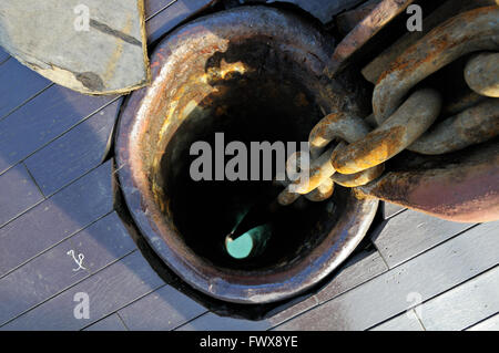 Detail der Kette des Ankers einer Dschunke verankert in Ha Long Bay, Provinz Quang Ninh, Vietnam Stockfoto