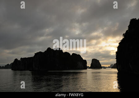 Sonnenuntergang in Bai Tu Long Bereich der Ha Long Bay, Provinz Quang Ninh, Vietnam Stockfoto