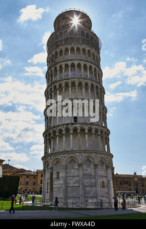 Den schiefen Turm (Torre Pendente di Pisa) s des Campanile oder freistehende Glockenturm. Stockfoto