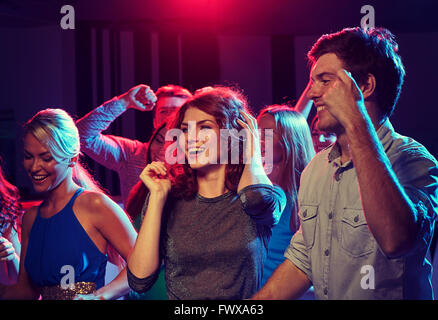 Gruppe der happy Friends tanzen im Nachtclub Stockfoto