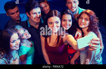 Freunde mit Smartphone unter Selfie im club Stockfoto