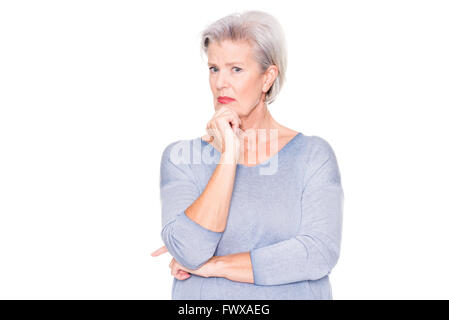 Ältere Frau erstaunt ist über etwas vor weißem Hintergrund Stockfoto