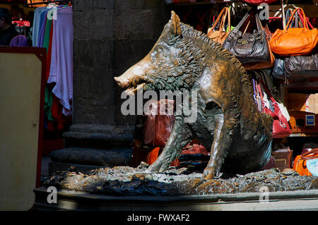 Il Porcellino ist der lokale Florentiner Spitzname für den Bronze Brunnen eines Ebers. Die jetzige Statue ist eine moderne Kopie. Stockfoto