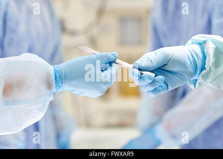 Nahaufnahme von Hand mit Skalpell bei Betrieb Stockfoto