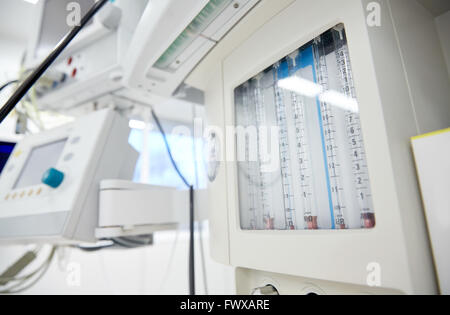 Anästhesiegerät im Krankenhaus-OP-Saal Stockfoto