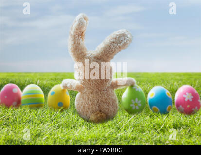 Nahaufnahme von farbigen Ostereier und Hasen auf dem Rasen Stockfoto