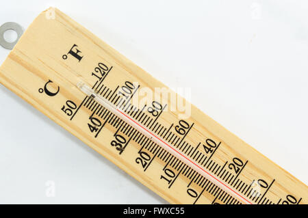 hölzerne Thermometer auf weiß Stockfoto