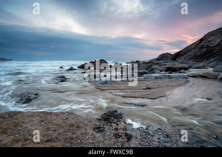 Stürmischer See Kirche Cove am Gunwalloe an der Cornsih Küste Stockfoto