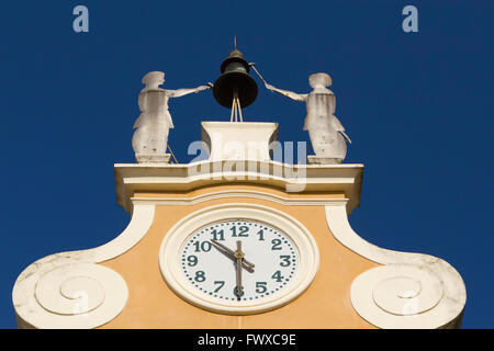 Uhrturm am Rathaus. Über die Uhr Glocke und Figuren von zwei Handwerkern. (Bardolino, Gardasee, Italien) Stockfoto