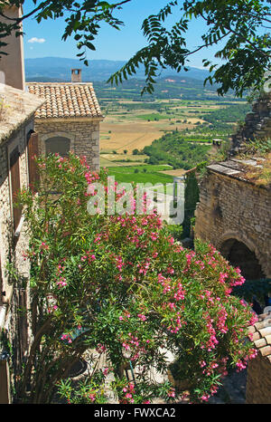 Ein Blick auf einem typisch provenzalischen Dorf auf dem Land. (Gordes, Frankreich) Stockfoto