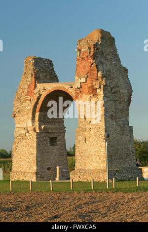 Alte römische Tor (Heidentor) in Carnuntum, Österreich (Europa) Stockfoto