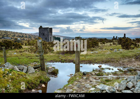 Die Ruinen der Wheal Jenkins Bergbau Maschinenhaus unter ein stimmungsvoller Himmel an Schergen auf Bodmin Moor in Cornwall Stockfoto