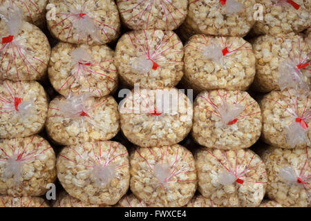 viele Popcorn-Tüten für Verkauf Closeup - Kino Stockfoto