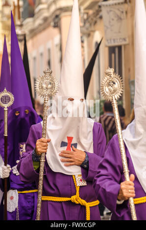 Prozessionen der Semana Santa Büßer Cadiz Stadt 2016 Stockfoto