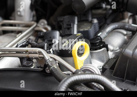 Öl-Peilstab im modernen Automotor Stockfoto