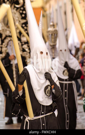 Mit Kapuze Büßer sieht kontemplativen während der Semana Santa Prozessionen Cadiz Stadt Spanien Stockfoto