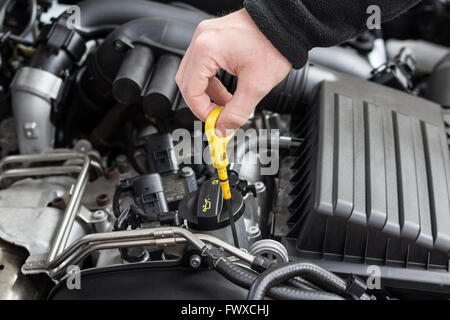 moderne Automotor Öl Peilstab einziehen der Hand Stockfoto