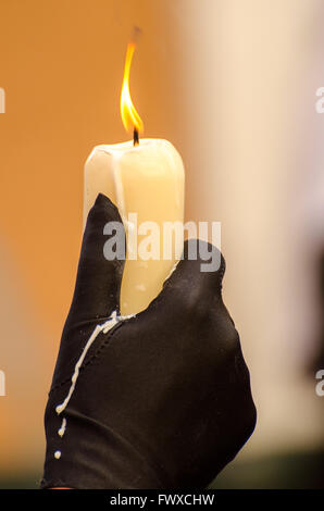 Büßer, die mit einer Kerze mit Wachs tropft, während der Semana Santa Prozessionen Stadt Cadiz Spanien 2016 Stockfoto