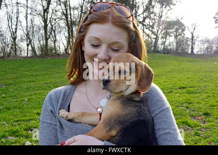 Porträt einer jungen Frau mit ihrem kleinen Hund Stockfoto