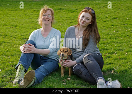 Mutter und Tochter mit ihren kleinen Hund Stockfoto