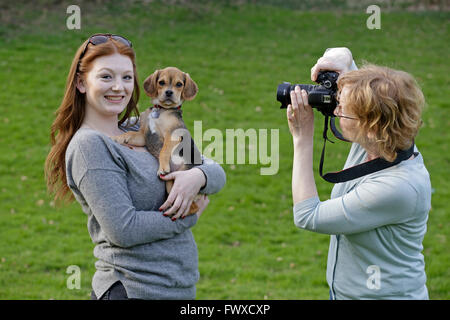 Mutter Tochter mit ihrem kleinen Hund zu fotografieren Stockfoto