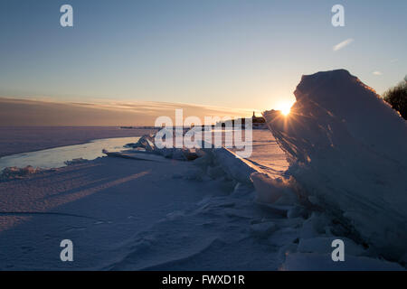 Die Sonne geht hinter eine Eis-Grat am Lake Ontario in Kingston, Ontario, am 3. März 2016. Stockfoto