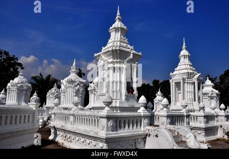 Chiang Mai, Thailand: Strahlend weiße aufwendige Reliquiare im Wat Suan Dok Haus der Asche der nördlichen Thai Könige * Stockfoto