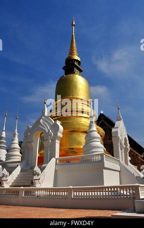 Chiang Mai, Thailand: Große goldene Chedi erbaut im 14. Jahrhundert ist umgeben von kleineren weißen Chedis am Wat Suan Dok * Stockfoto