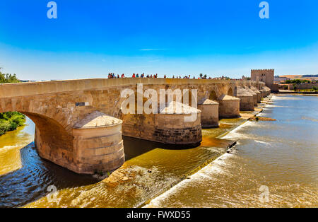 Antike römische Brücke Eingang Fluss Guadalquivir Cordoba Spanien Römerbrücke wurde im 1. Jahrhundert v. Chr. gebaut. Stockfoto