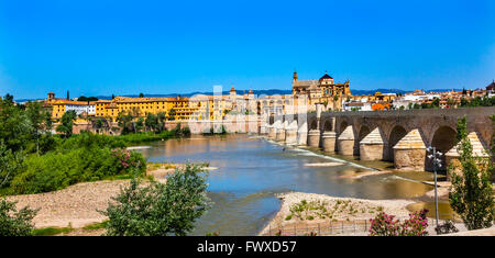 Antike römische Brücke Eingang Calahorra Turm Puerta del Puente Mezquita Fluss Guadalquivir Cordoba Spanien römische Brücke war buil Stockfoto