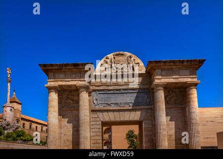 Antike römische Brücke Eingang Puerta del Puente Triumph San Rafael Mezquita River Guadalquivir Cordoba Spanien römische Brücke war b Stockfoto