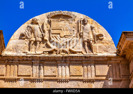 Antike römische Brücke Eingang Puerta del Puente Symbol Mantel Arme Cordoba Spanien Römerbrücke wurde im 1. Jahrhundert v. Chr. gebaut. Stockfoto