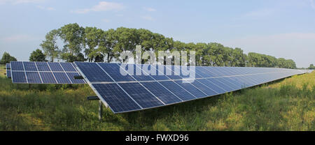 Breite Schuss der PV-Anlage außerhalb der Stadt. Stockfoto