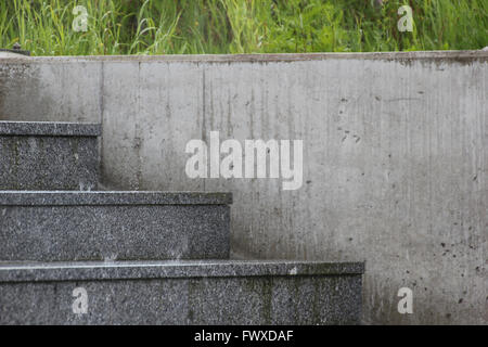 Öffentliche Treppe bei starkem Regen in Deutschland. Stockfoto