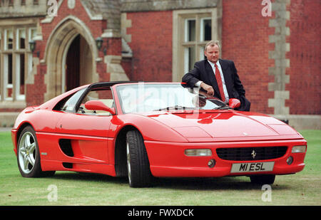 Eddie (Edward) Stobart, Sohn von Eddie Stobart, Gründer des Logistik-Reiches. Hier mit seinem Ferrari außerhalb der Familie zu Hause in der Nähe von Carlisle gesehen. Stockfoto