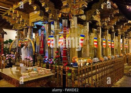 Im Inneren des Tempels des Zahnes, Kandy, Sri Lanka Stockfoto