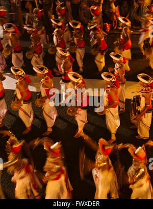 Tänzer in der Prozession in Kandy Esala Perahera, Kandy, Sri Lanka Stockfoto