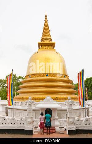 Stupa im Goldenen Tempel von Dambulla, UNESCO-Weltkulturerbe, Sri Lanka Stockfoto