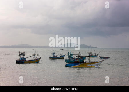 Angelboot/Fischerboot im Ozean, Weligama, Sri Lanka Stockfoto
