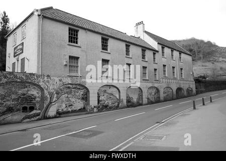 Das heute abgerissene Cox's Mill Hotel und Pub in der Cheddar Gorge, viele der Gebäude sind jetzt nicht mehr investiert und müssen am 8. April 2016 erneuert werden Stockfoto